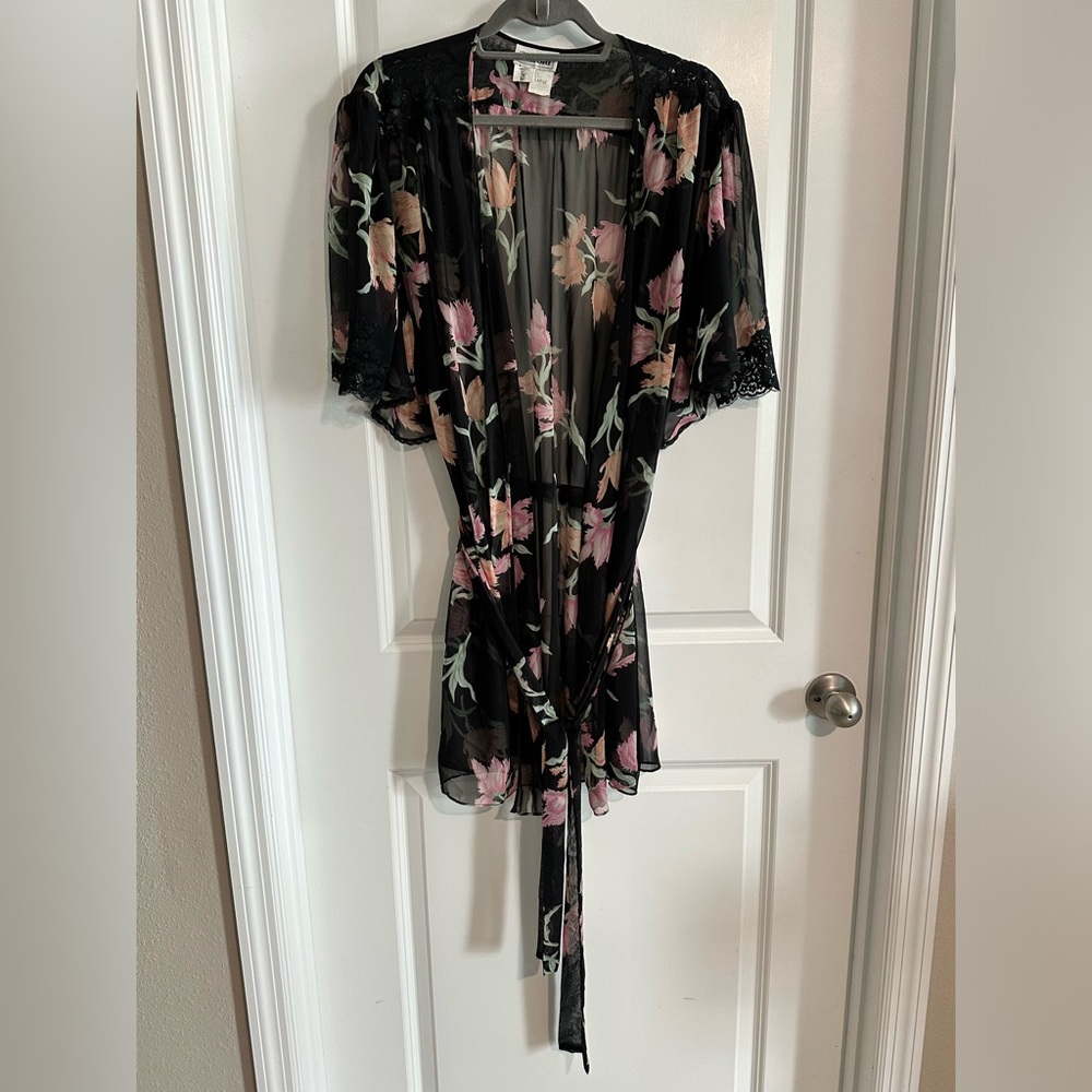 Vintage Natori Neiman Marcus Large robe with gorgeous lace detail. 😍